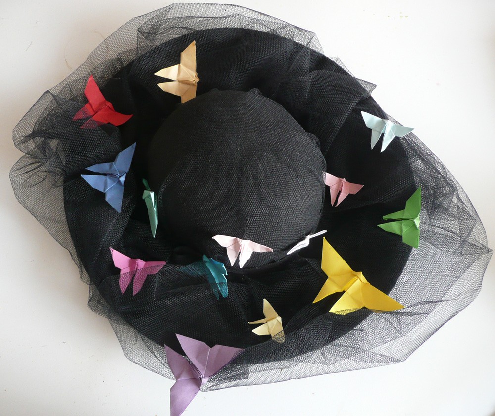 Chapeau en feutre et tulle noir décoré de papillon en origami 