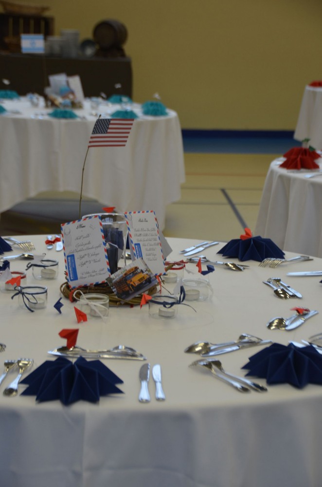 Décoration de mariage : serviette pliées en flocon, petits avions en origami, centre de table en noisetier