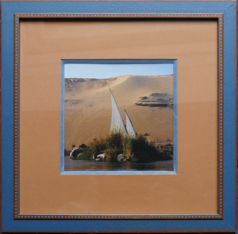 Technique : biseau anglais. Taille : 24,5 × 24,5 cm.