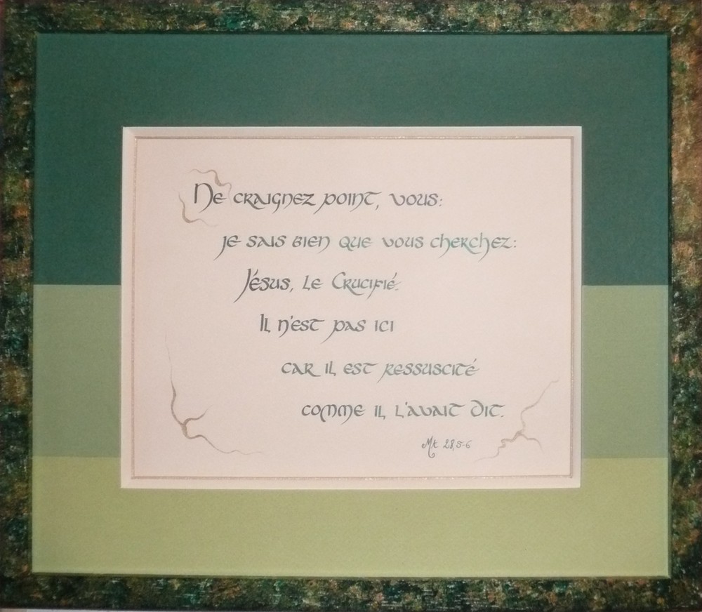 Ne craignez point, vous : je sais bien que vous cherchez Jésus le Crucifié. Il n'est pas ici car il est ressuscité comme il l'avait dit. Saint Matthieu 28,5-6. Taille : 28 × 33 cm.
