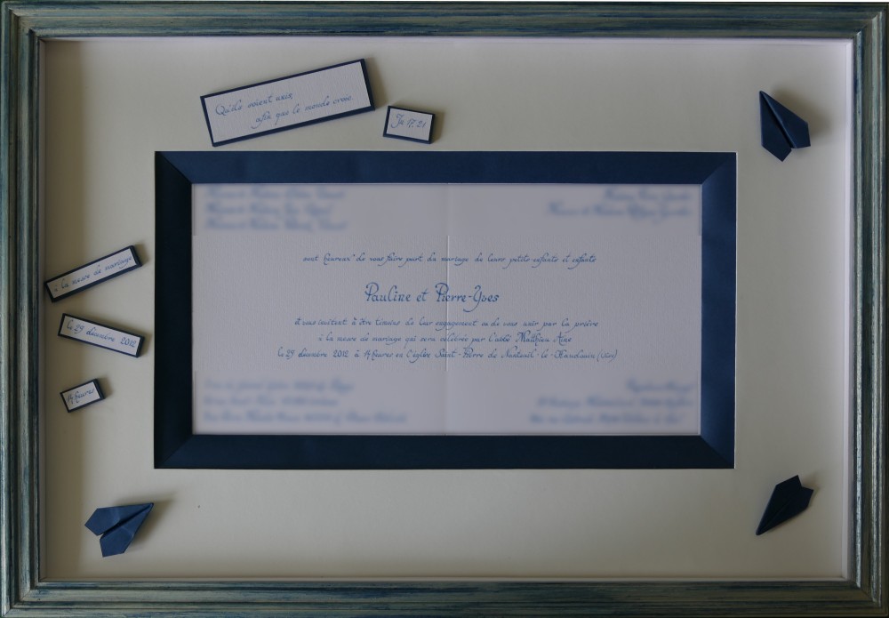 Faire-part calligraphié à la main. Technique : biseau français et reprise de morceau de faire-part et de décoration de la salle. Taille 50 × 34 cm.